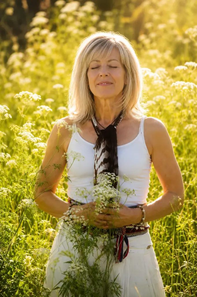 Miriam Nath inmitten einer sonnigen Naturwiese – Ruhe und Achtsamkeit bei der Gesundheitsbegleitung